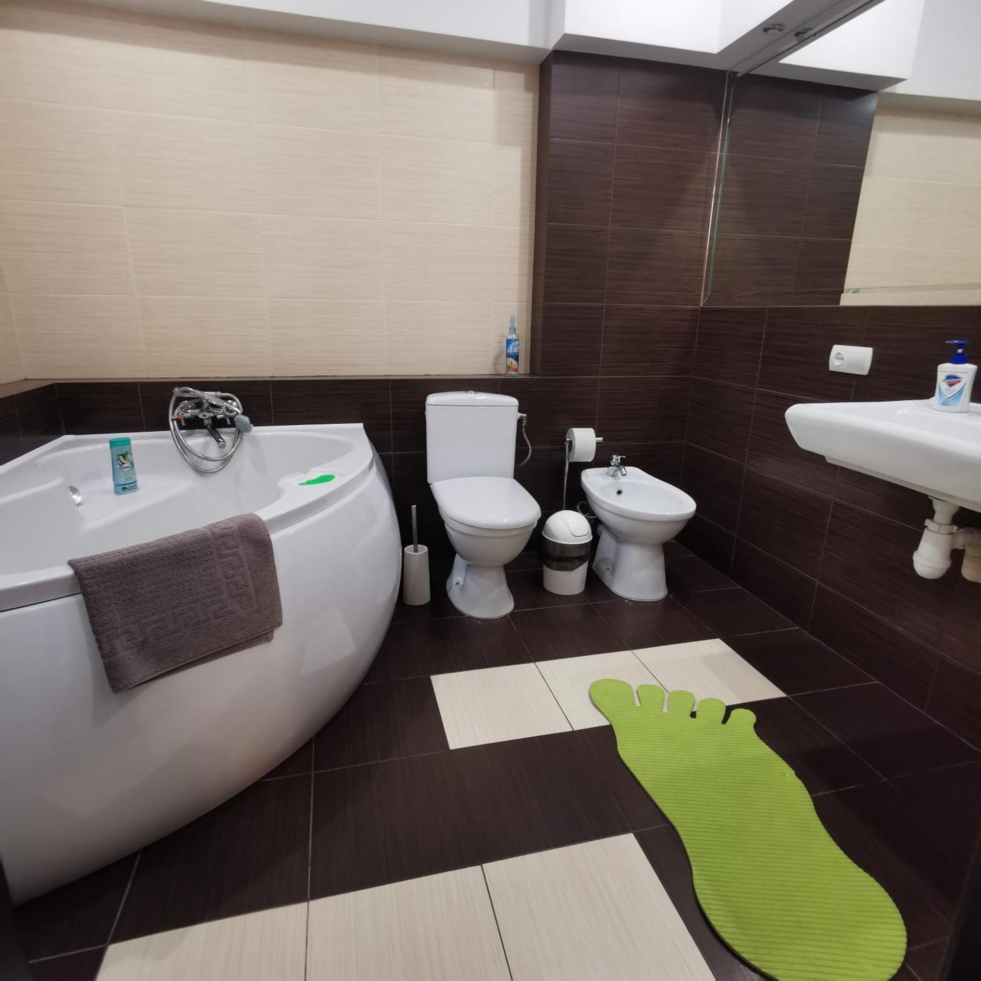 Big Apartment In Rivne Center Экстерьер фото