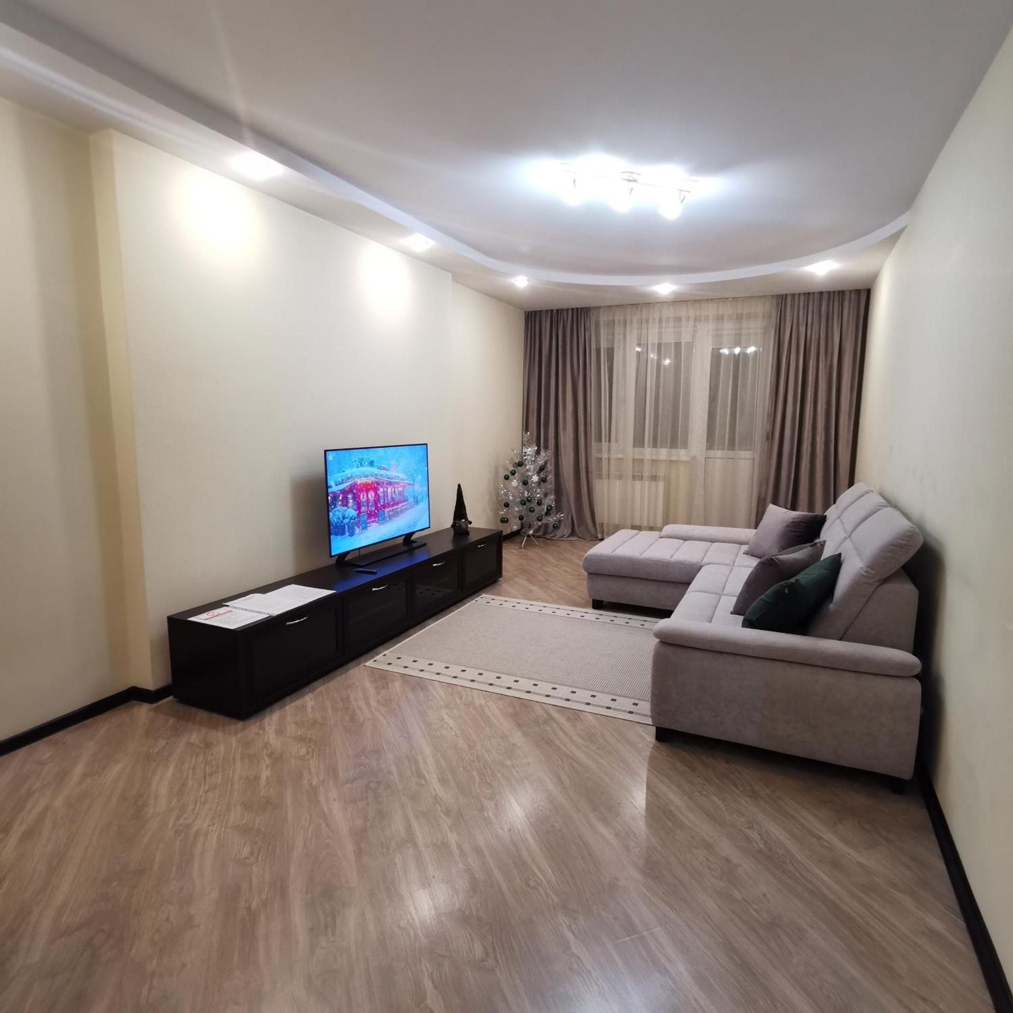 Big Apartment In Rivne Center Экстерьер фото