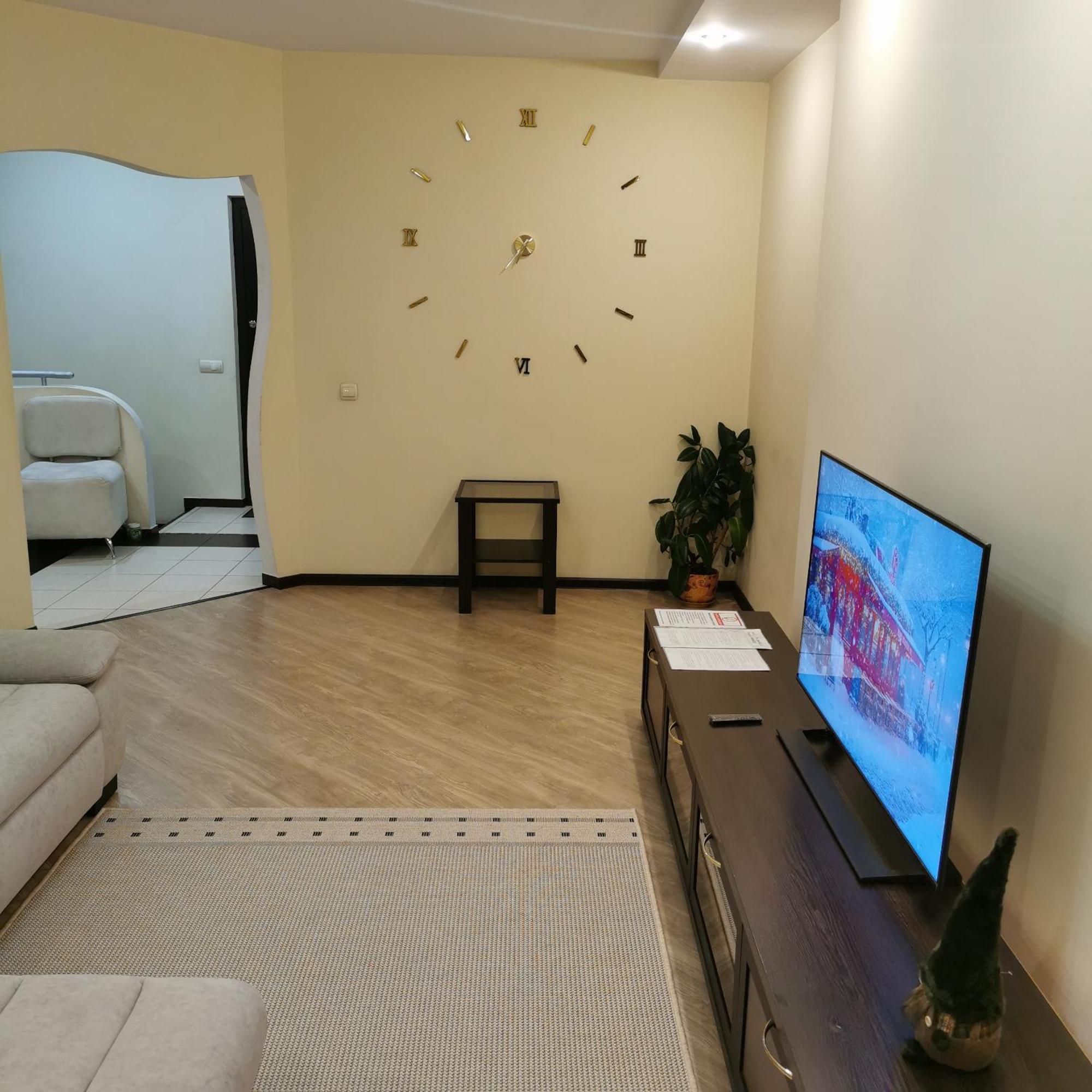 Big Apartment In Rivne Center Экстерьер фото
