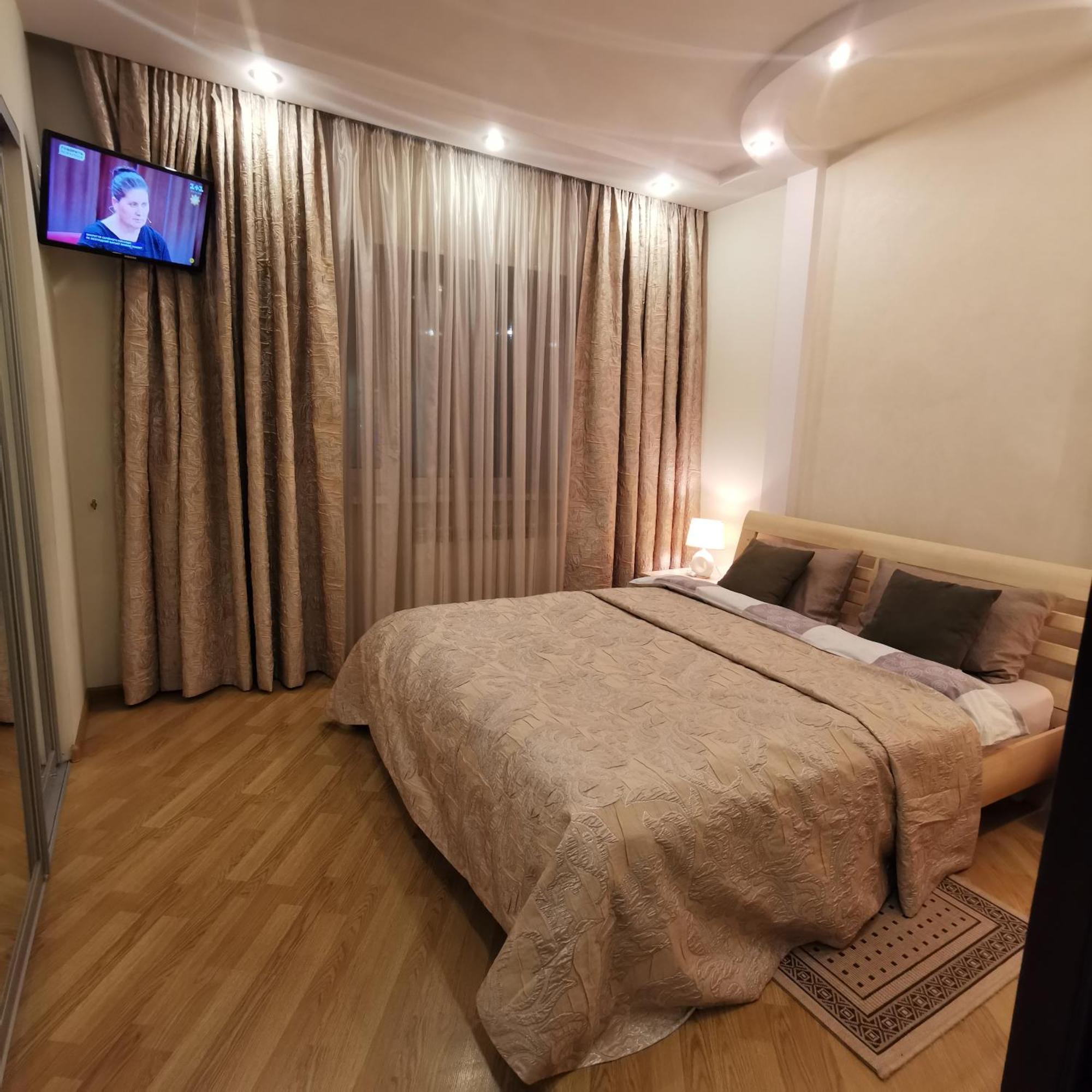 Big Apartment In Rivne Center Экстерьер фото