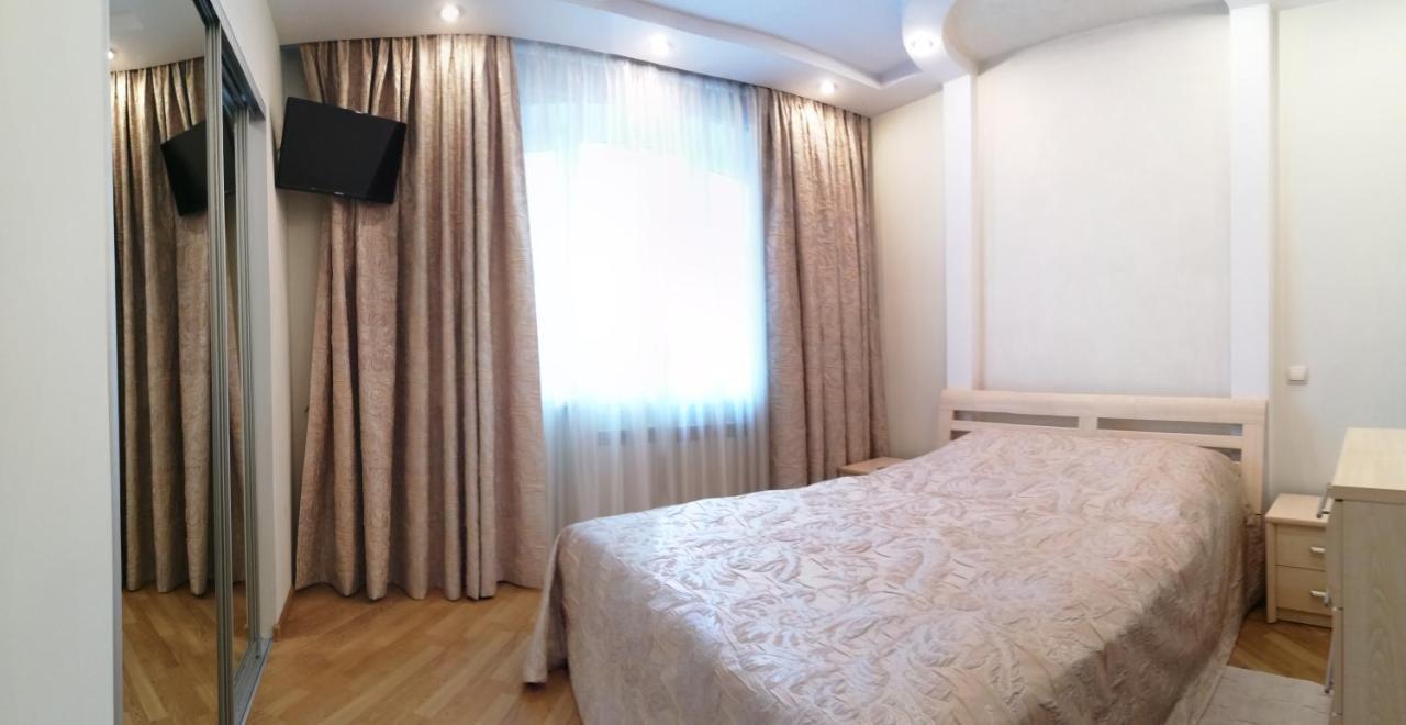 Big Apartment In Rivne Center Экстерьер фото